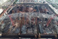 国内最大单拱双跨预应力管桁架工程滑移完成