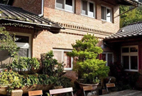 防腐木，打造了民宿庭院的灵魂